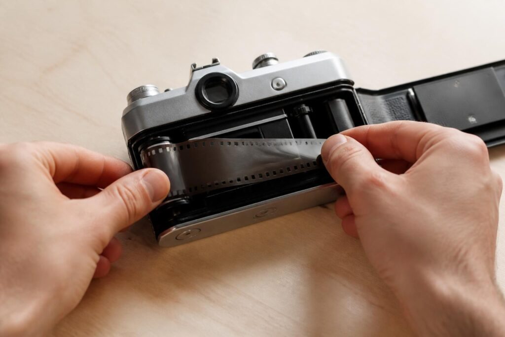 découvrez comment insérer facilement une pellicule dans un appareil photo argentique grâce à notre guide étape par étape, pour des photos réussies à chaque prise.